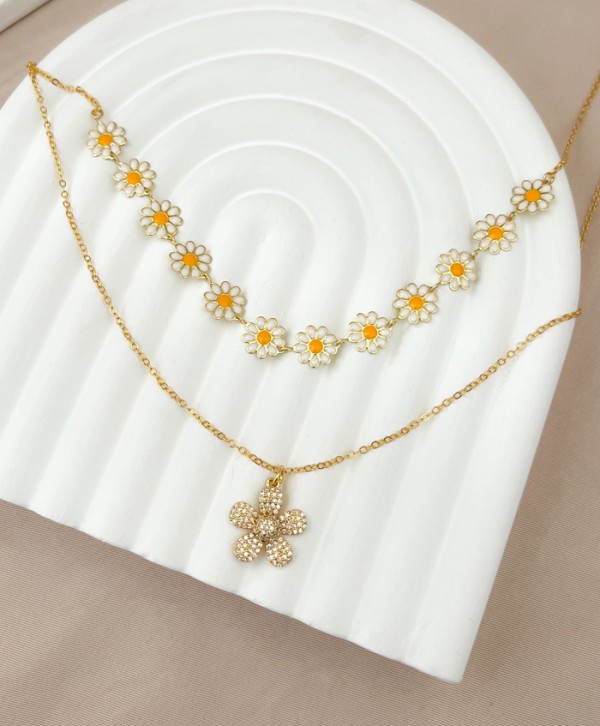 Collar daisies